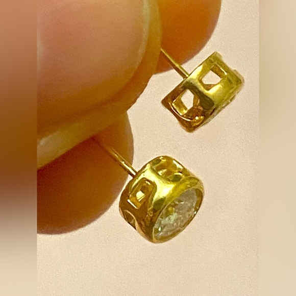 18 K Gold & Moissanite Stud Earrings - Picture 5 of 7